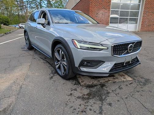 Vapour Grey 2025 Volvo V60 Cross Country Plus