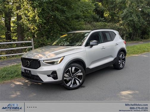 2025 Volvo XC40 B5 Plus Dark Theme