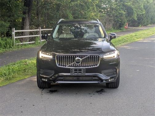 2022 Volvo XC90 T6 AWD Momentum 6 Seater