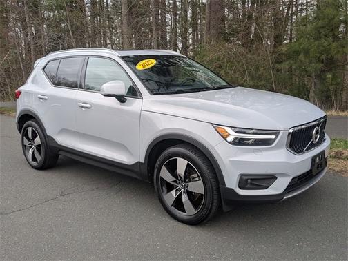 2022 Volvo XC40 T5 AWD Momentum