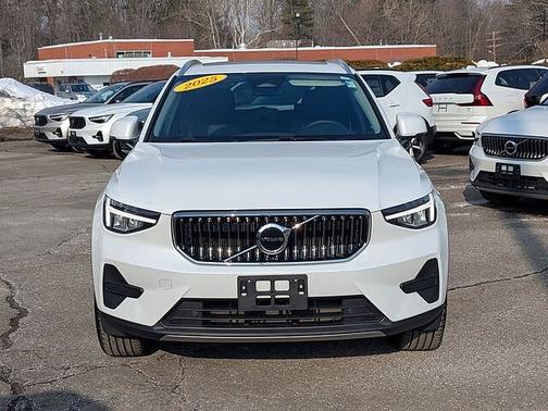 2025 Volvo XC40 Core