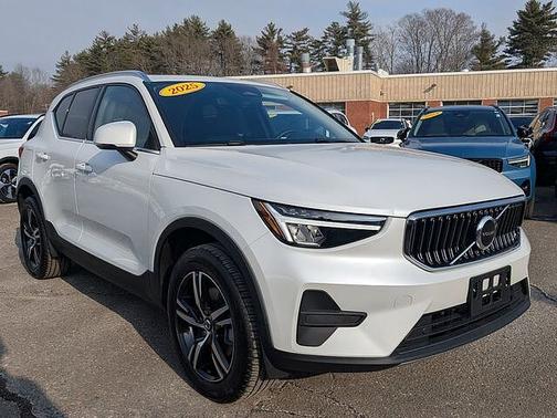 2025 Volvo XC40 Core