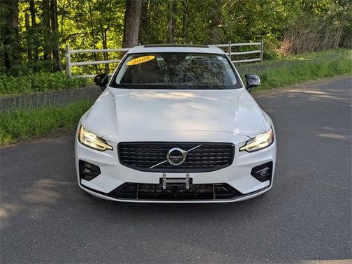 2022 Volvo S60 B5 FWD Momentum