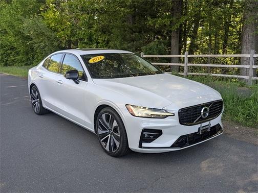 2022 Volvo S60 B5 FWD Momentum