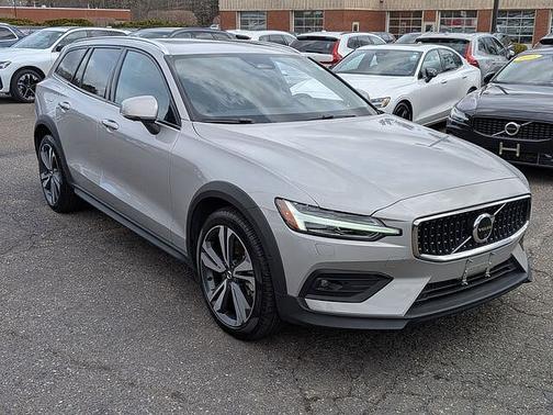 2025 Volvo V60 Cross Country Plus
