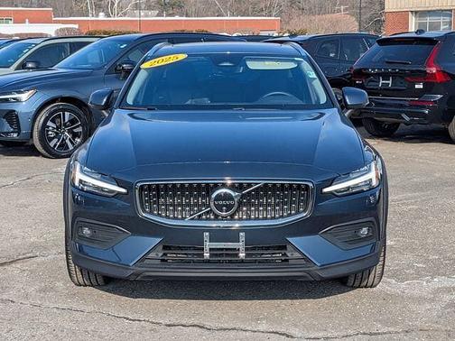 2025 Volvo V60 Cross Country Plus