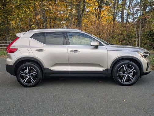 2024 Volvo XC40 B5 Core