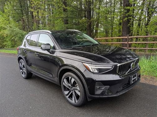 2024 Volvo XC40 B5 Plus Bright