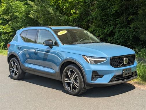 2023 Volvo XC40 B5 AWD Plus Dark