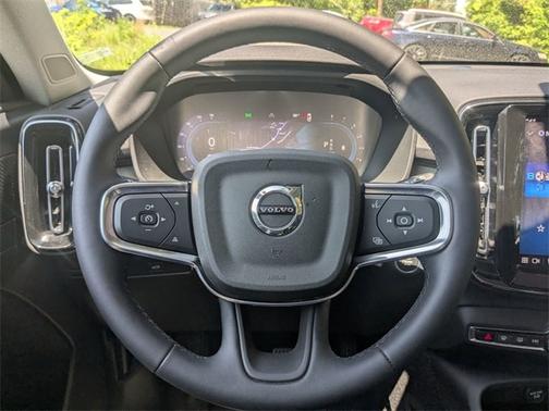 2023 Volvo XC40 B5 AWD Plus Dark