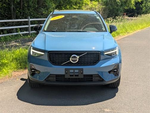 2023 Volvo XC40 B5 AWD Plus Dark
