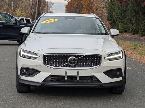 2024 Volvo V60 Cross Country Plus