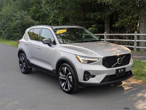2025 Volvo XC40 B5 Plus Dark Theme
