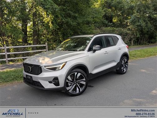 2025 Volvo XC40 B5 Plus Dark Theme