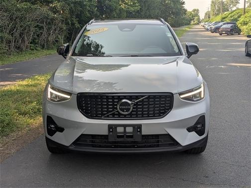 2025 Volvo XC40 B5 Plus Dark Theme