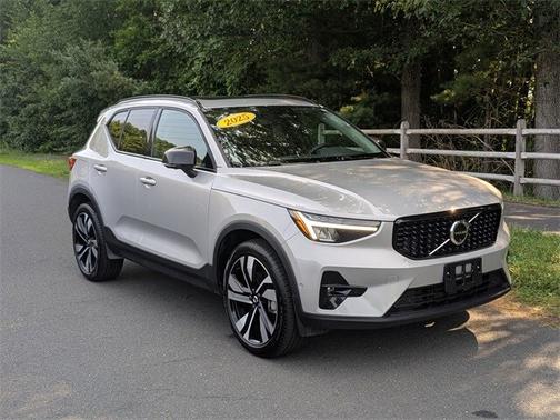 2025 Volvo XC40 B5 Plus Dark Theme
