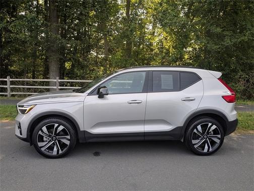 2025 Volvo XC40 B5 Plus Dark Theme