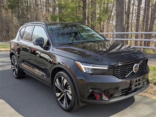 2023 Volvo XC40 B5 AWD Plus Dark