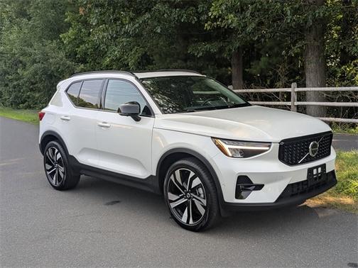 2025 Volvo XC40 B5 Plus Dark Theme
