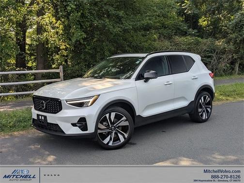 2025 Volvo XC40 B5 Plus Dark Theme