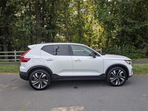 2025 Volvo XC40 B5 Plus Dark Theme