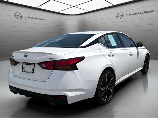 Glacier White 2025 Nissan Altima SR FWD