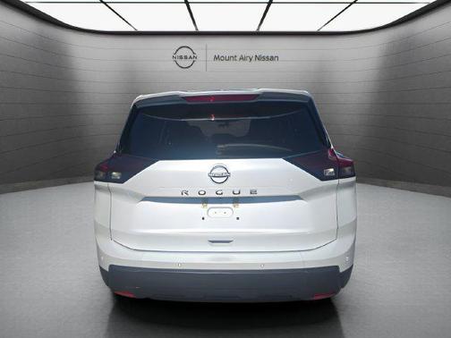 Everest White Pearl 2025 Nissan Rogue SV
