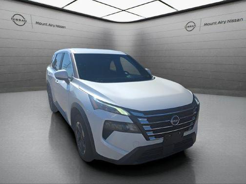 Everest White Pearl 2025 Nissan Rogue SV