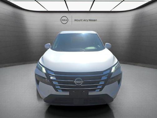 Everest White Pearl 2025 Nissan Rogue SV