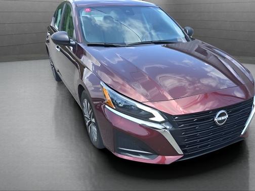 Garnet Pearl Me 2025 Nissan Altima SV