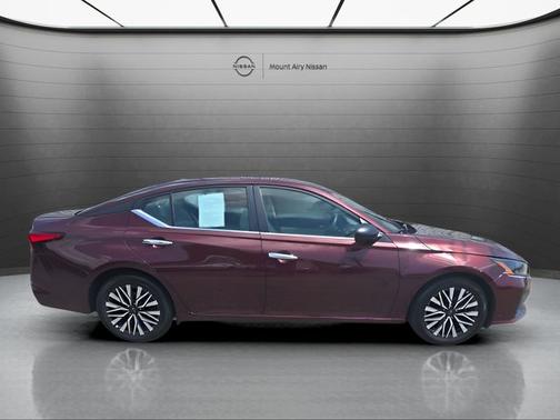 Garnet Pearl Me 2025 Nissan Altima SV