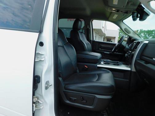 Bright White Clearcoat 2016 RAM 1500 Laramie