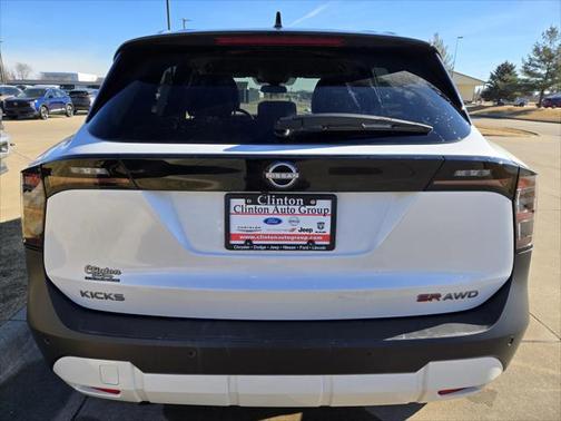 2025 Nissan Kicks SR