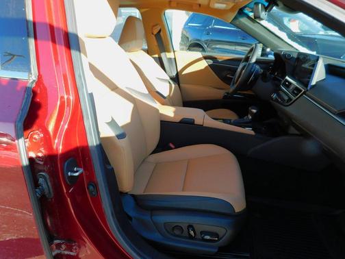 2025 Lexus ES 300h Base