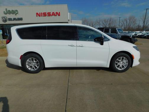 2026 Chrysler Voyager LX