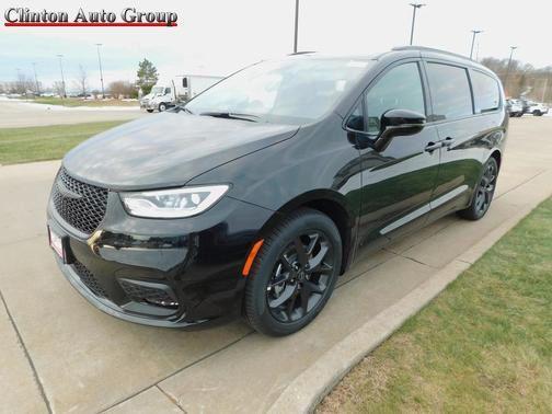 Diamond Black Crystal Pearlcoat 2026 Chrysler Pacifica L Minivan