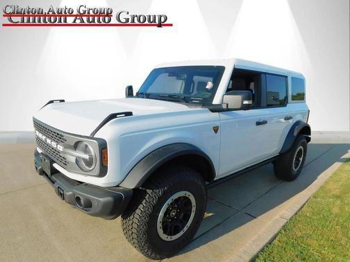 Oxford White 2025 Ford Bronco Badlands SUV