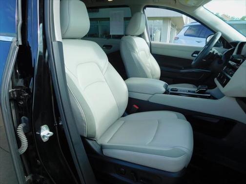 2023 Nissan Pathfinder SL 4WD