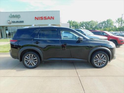 2023 Nissan Pathfinder SL 4WD