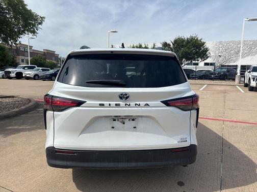 2022 Toyota Sienna XLE 8 Passenger