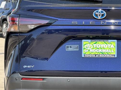2025 Toyota Sienna XLE 8 Passenger