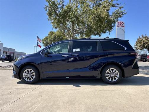 2025 Toyota Sienna XLE 8 Passenger