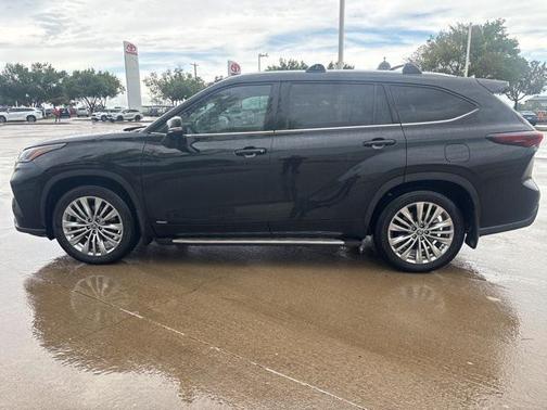 2025 Toyota Highlander Hybrid Platinum