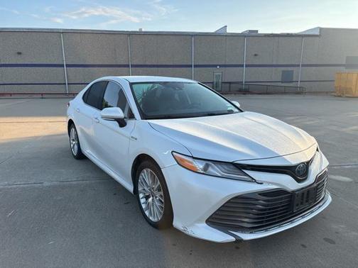 2020 Toyota Camry Hybrid XLE