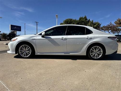 2020 Toyota Camry Hybrid XLE