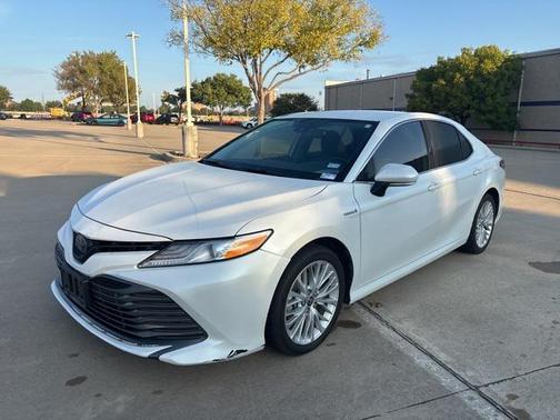 2020 Toyota Camry Hybrid XLE