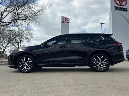 2025 Toyota Crown Signia XLE