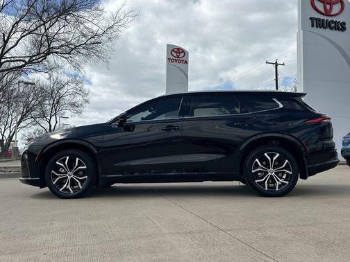 2025 Toyota Crown Signia XLE