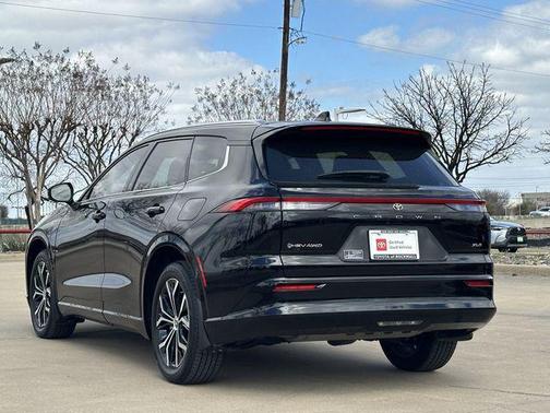 2025 Toyota Crown Signia XLE