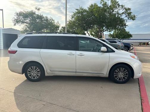 2017 Toyota Sienna XLE